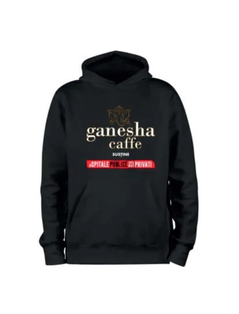 Hanorac negru cu glugă, cu logo-ul unei cafenele și un banner roșu cu un mesaj