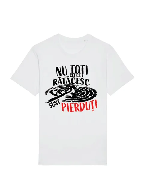 Tricou alb cu textul „Nu toți cei ce rătăcesc sunt pierduți!” și un labirint desenat, în negru și roșu