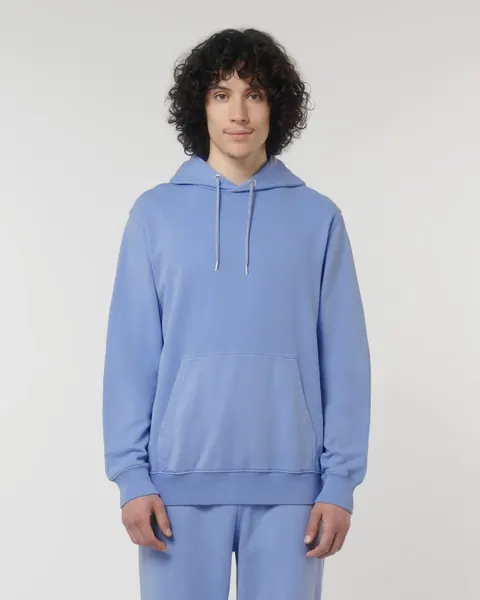 Hanorac Archer Vintage Stanley/Stella personalizat — culoarea Albastru bazin (vopsit după confecționare), purtat de model, față