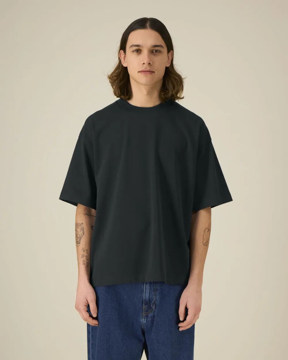 Tricou Asher Stanley/Stella personalizat — culoarea Negru, purtat de model, față