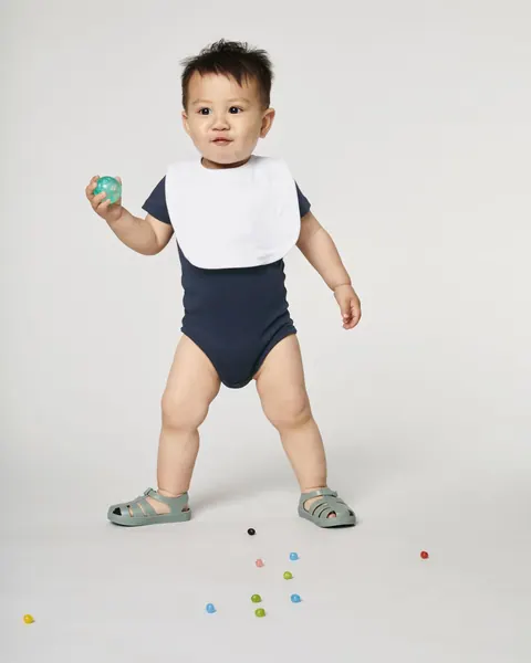 Bavetă bebeluși Baby Bib Stanley/Stella — culoarea Alb, purtat de model, față