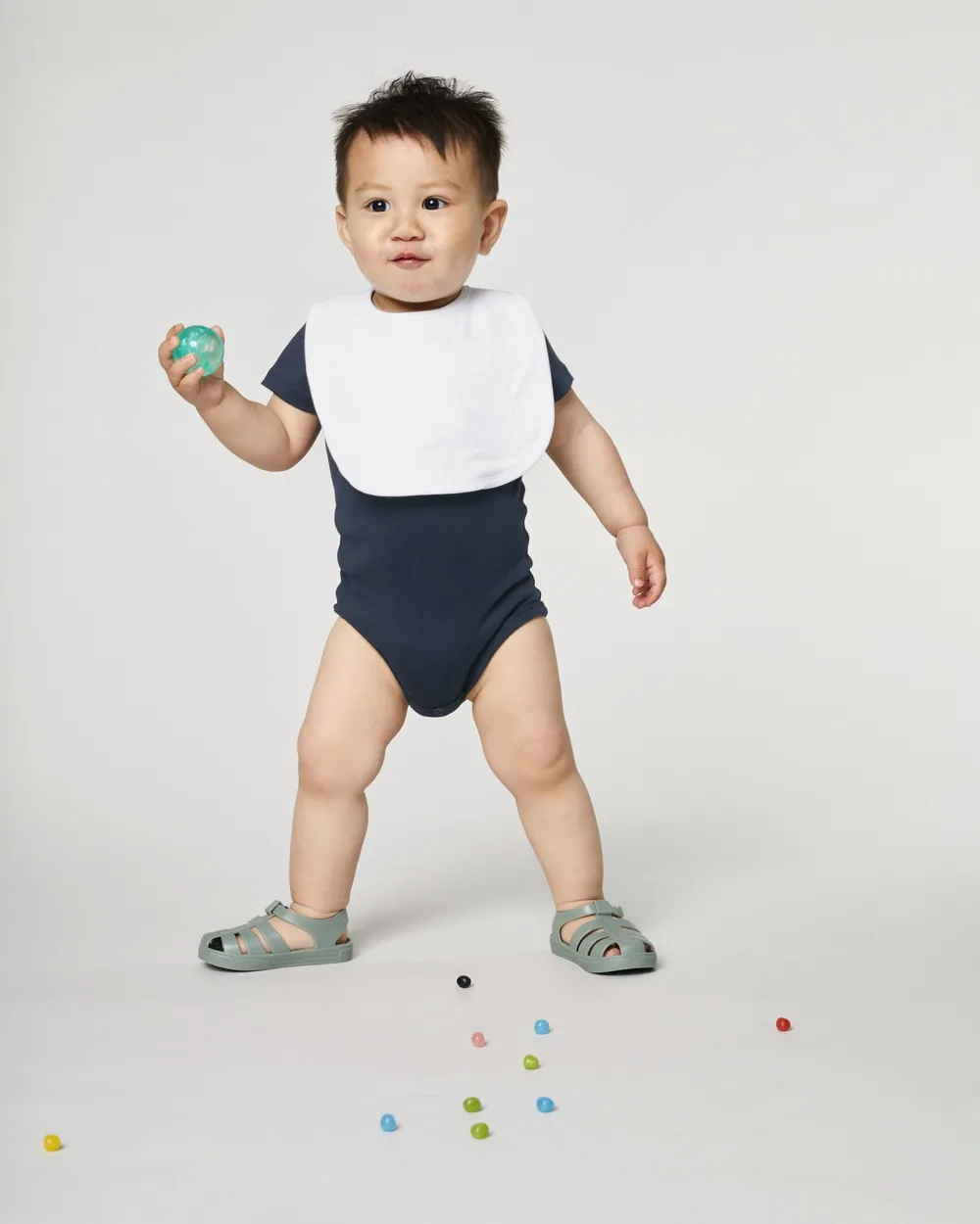 Bavetă bebeluși Baby Bib Stanley/Stella — culoarea Alb, purtat de model, față