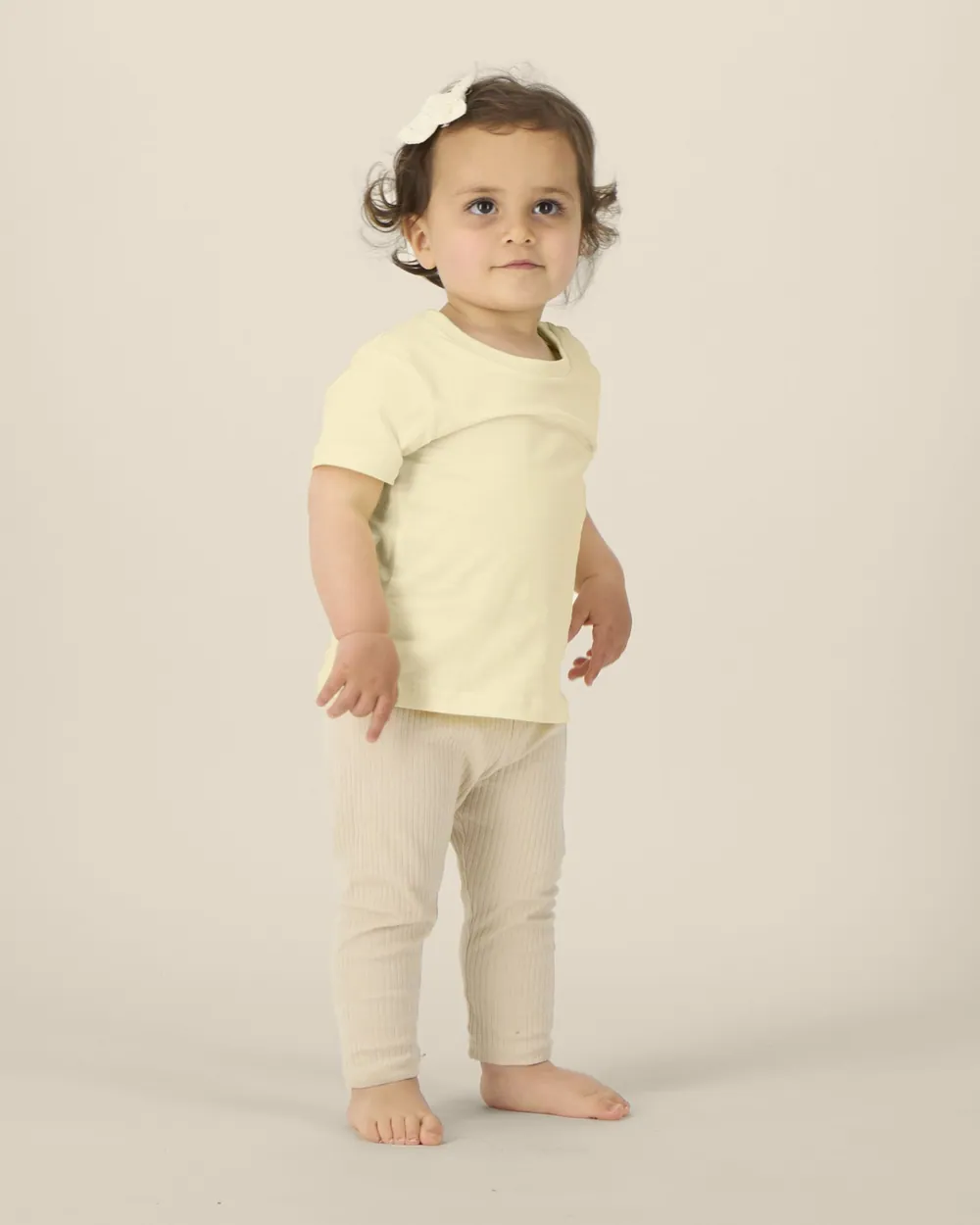 Tricou bebeluși Baby Creator Stanley/Stella — culoarea Galben unt, purtat de model, față