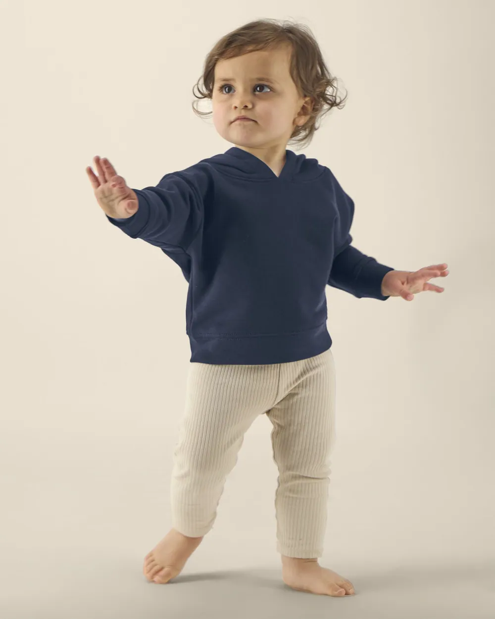 Hanorac bebeluși Baby Cruiser Stanley/Stella — culoarea Bleumarin, purtat de model, față