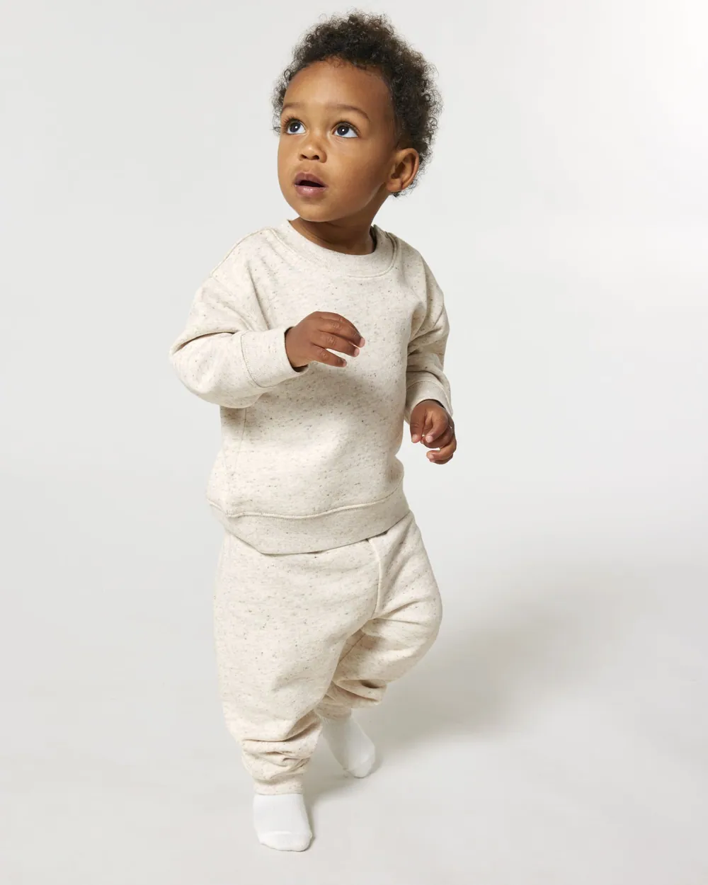 Pantaloni bebeluși Baby Tumbler Stanley/Stella — culoarea Melanj eco, purtat de model, față