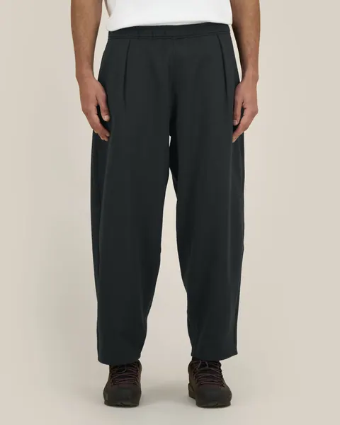 Pantaloni Barreler Stanley/Stella personalizați — culoarea Negru, purtat de model, față