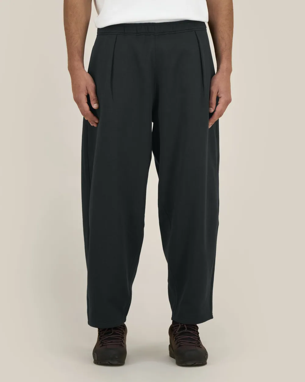 Pantaloni Barreler Stanley/Stella personalizați — culoarea Negru, purtat de model, față