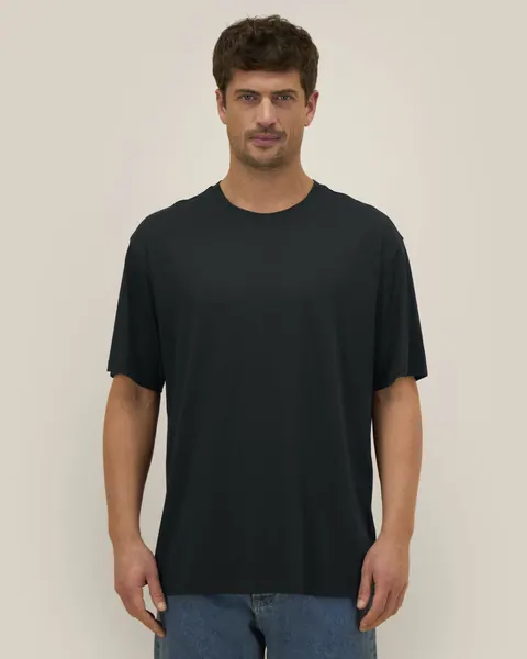 Tricou Blaker Stanley/Stella personalizat — culoarea Negru, purtat de model, față