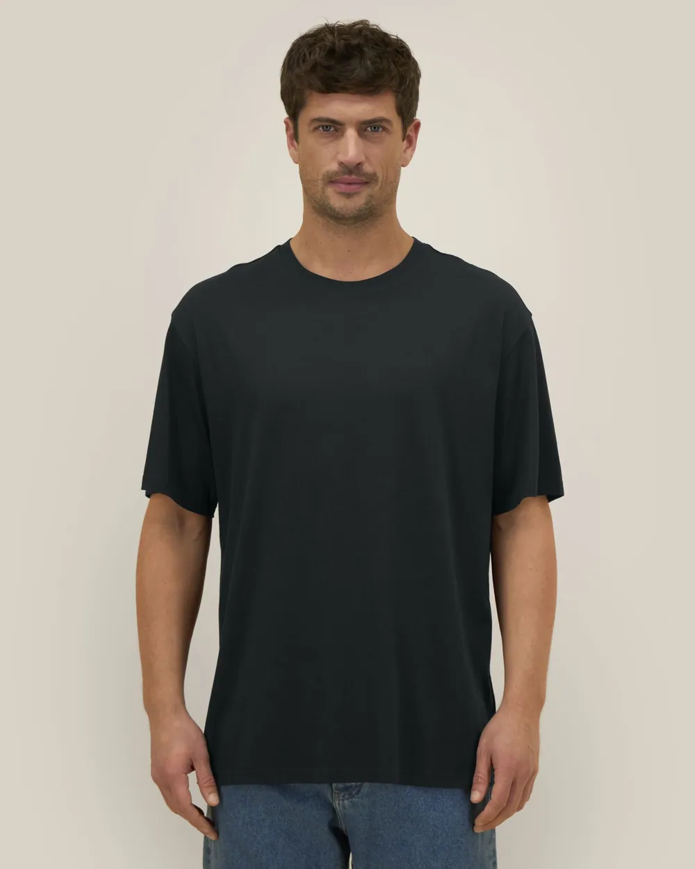 Tricou Blaker Stanley/Stella personalizat — culoarea Negru, purtat de model, față