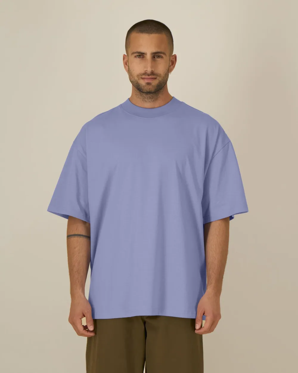 Tricou Blaster 2.0 Stanley/Stella personalizat — culoarea Violet, purtat de model, față