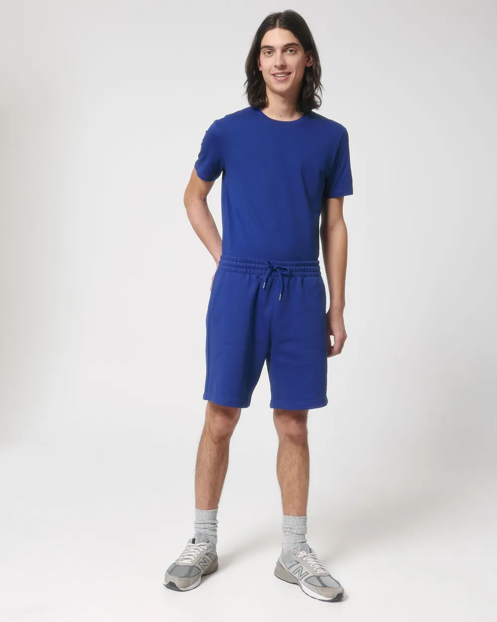 Pantaloni scurți Boarder Dry Stanley/Stella — culoarea Albastru indigo, purtat de model, față