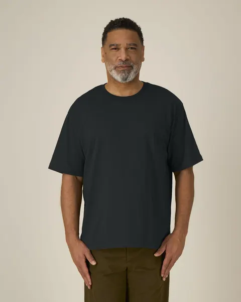 Tricou Breezer Stanley/Stella personalizat — culoarea Negru, purtat de model, față