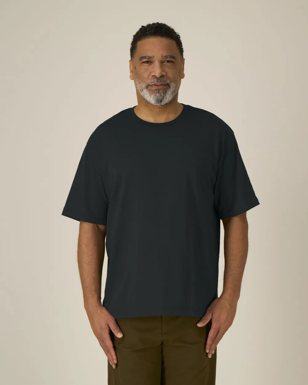 Tricou Breezer Stanley/Stella personalizat — culoarea Negru, purtat de model, față
