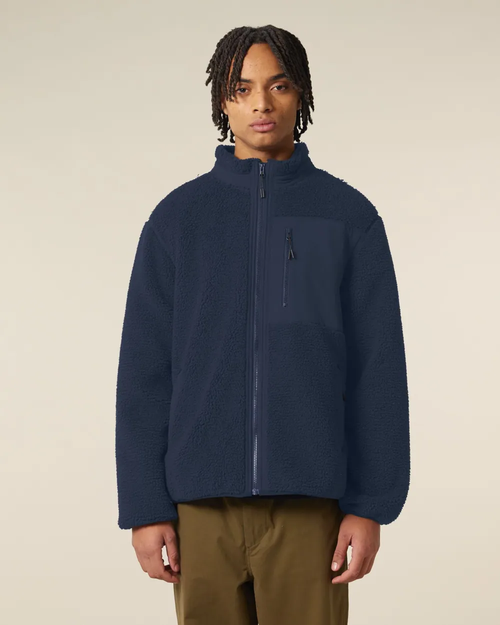 Jachetă sherpa Brooker Stanley/Stella — culoarea Bleumarin, purtat de model, față