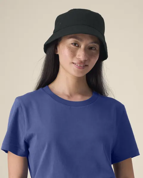 Pălărie Bucket Hat Stanley/Stella personalizată — culoarea Negru, purtat de model, față