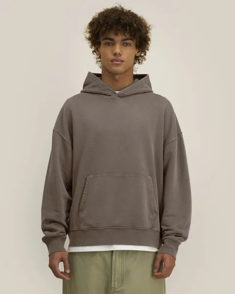 Hanorac Chaser Vintage Stanley/Stella personalizat — culoarea Mocha (vopsit după confecționare), purtat de model, față