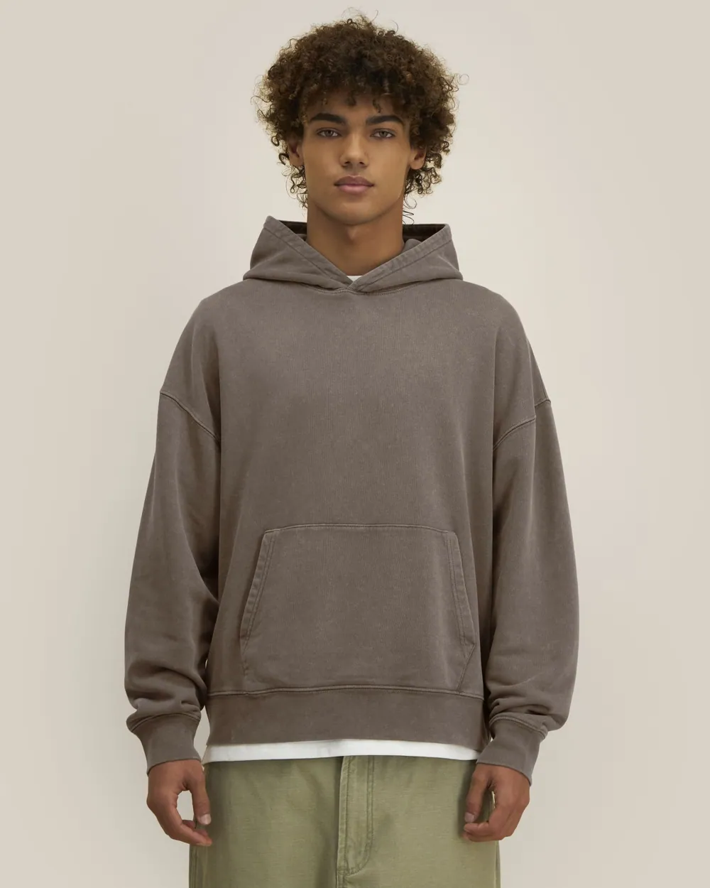 Hanorac Chaser Vintage Stanley/Stella personalizat — culoarea Mocha (vopsit după confecționare), purtat de model, față