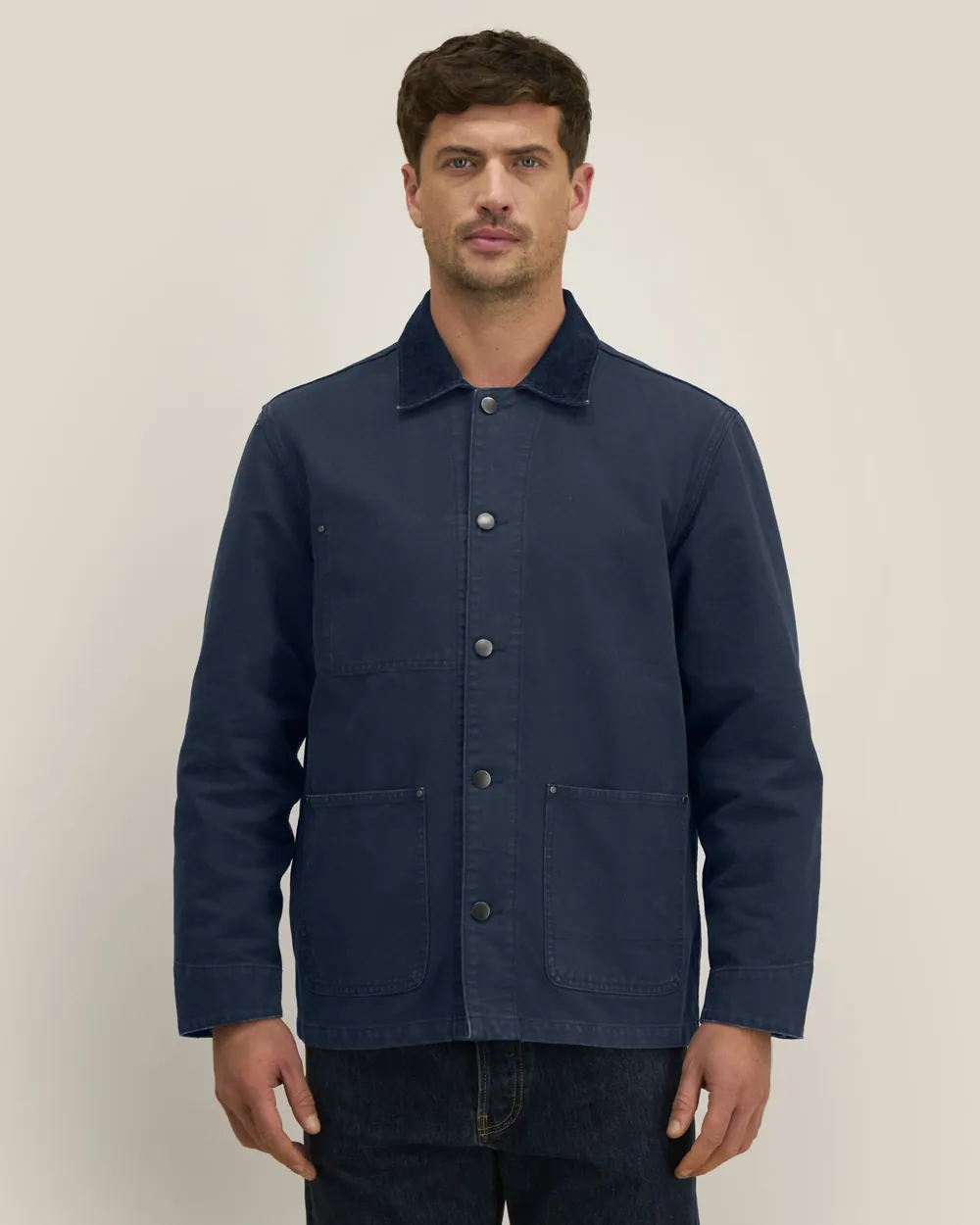 Jachetă din canvas Chore Jacket Stanley/Stella — culoarea Bleumarin (vopsit după confecționare), purtat de model, față