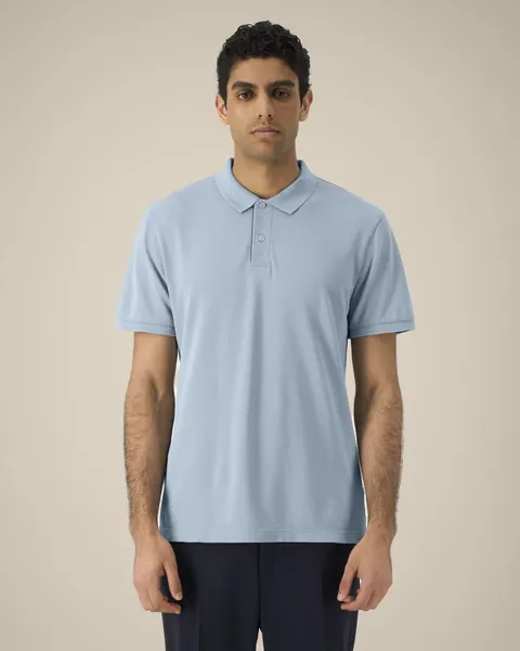 Tricou polo Coaster Vintage Stanley/Stella — culoarea Albastru gri-piatră (vopsit după confecționare), purtat de model, față