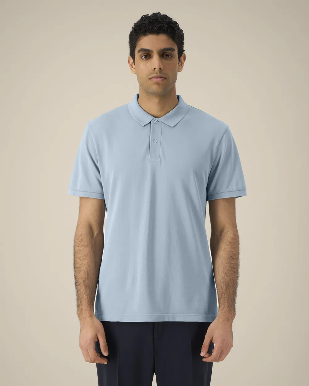 Tricou polo Coaster Vintage Stanley/Stella — culoarea Albastru gri-piatră (vopsit după confecționare), purtat de model, față