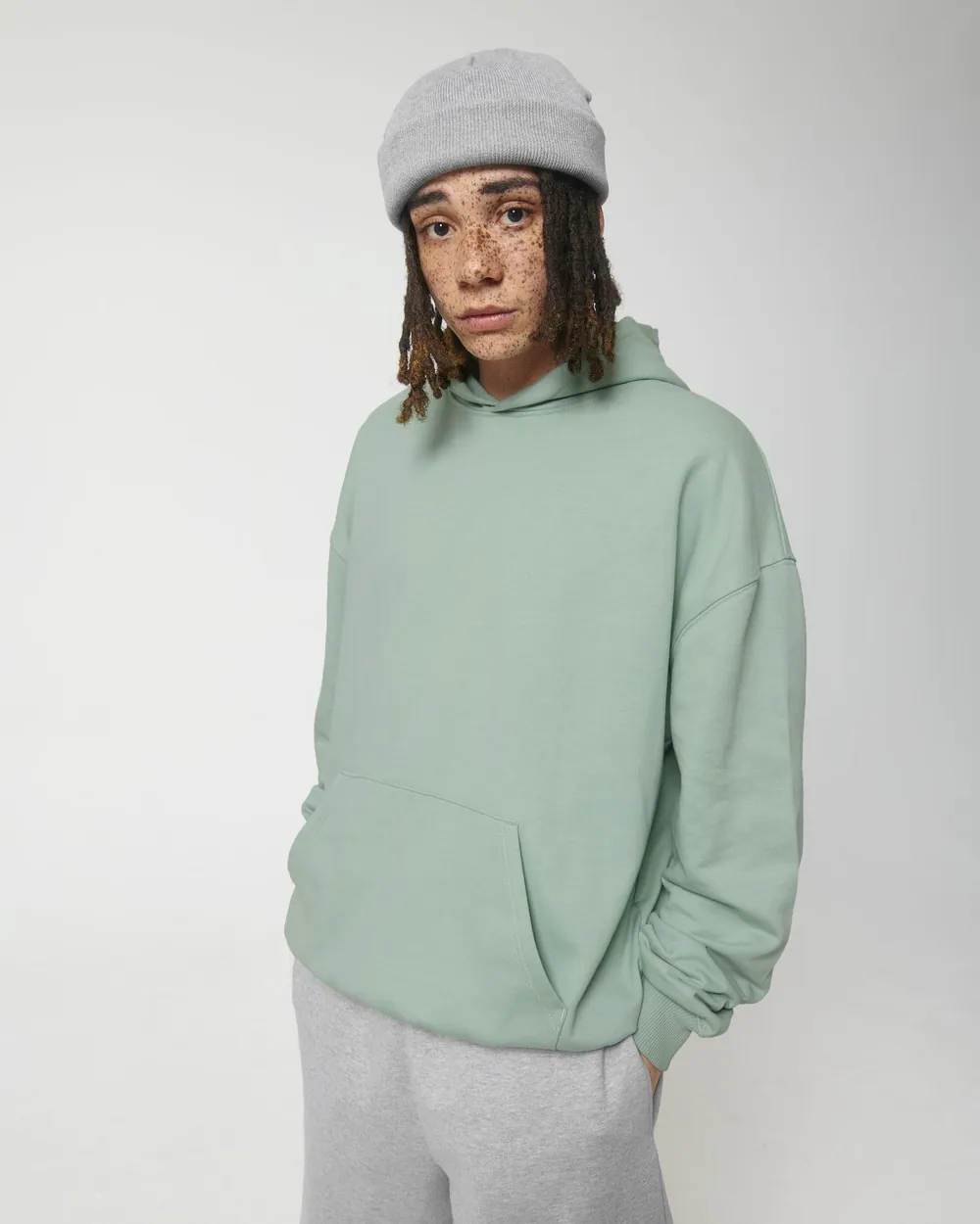 Hanorac Cooper Dry Stanley/Stella personalizat — culoarea Aloe, purtat de model, față