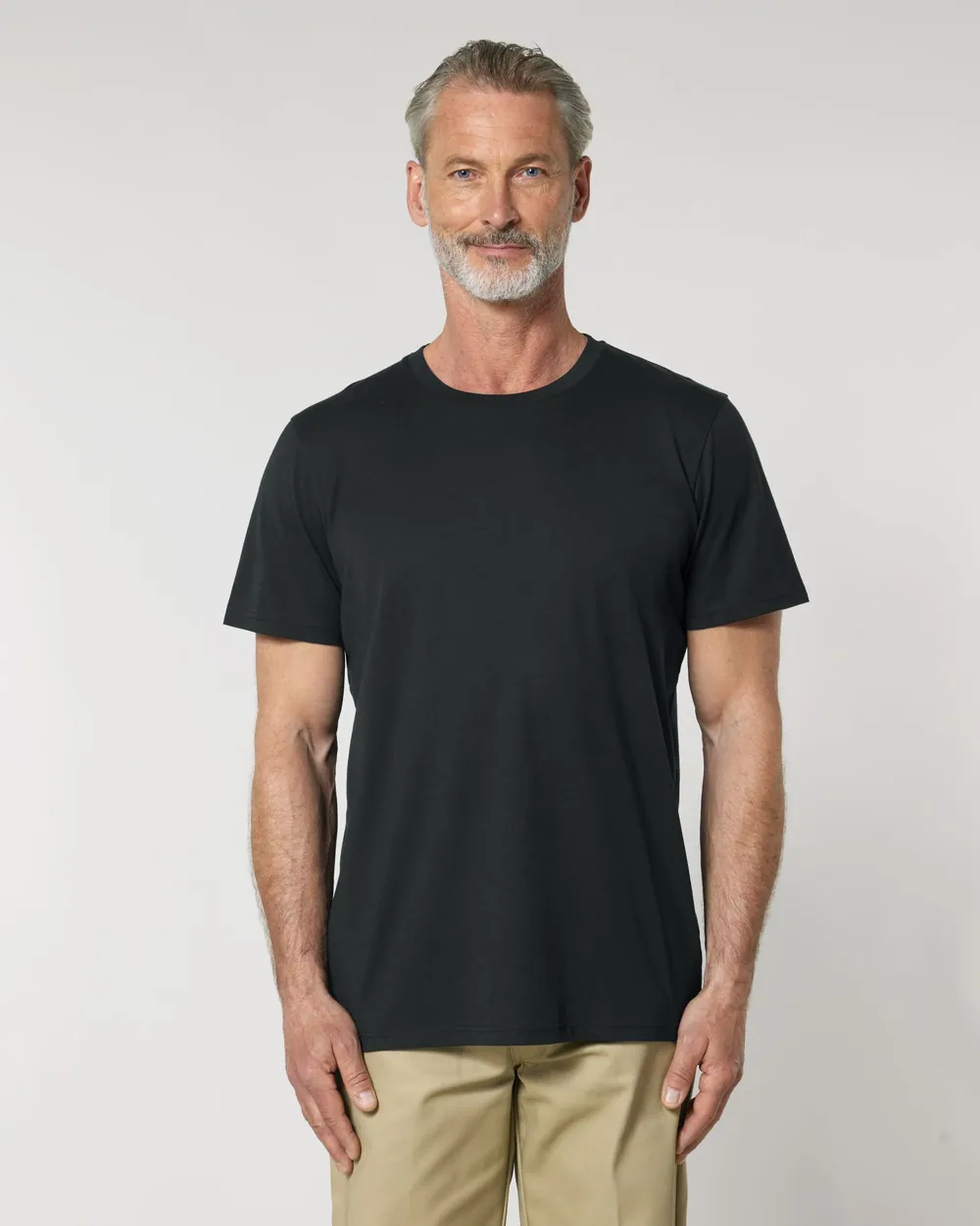 Tricou Crafter Stanley/Stella personalizat — culoarea Negru, purtat de model, față