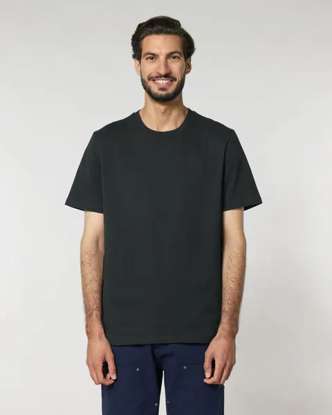 Tricou Creator 2.0 Stanley/Stella personalizat — culoarea Negru, purtat de model, față