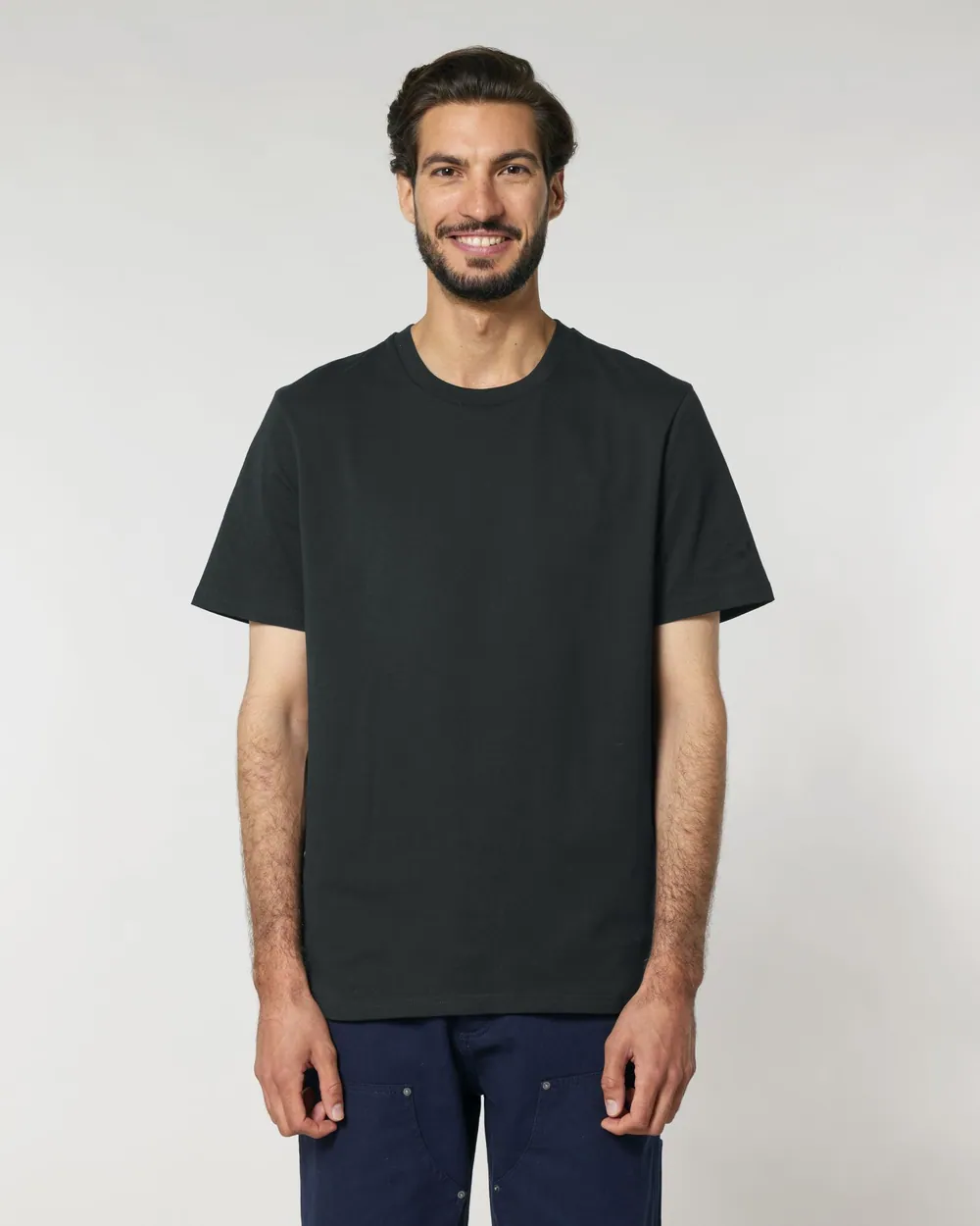 Tricou Creator 2.0 Stanley/Stella personalizat — culoarea Negru, purtat de model, față
