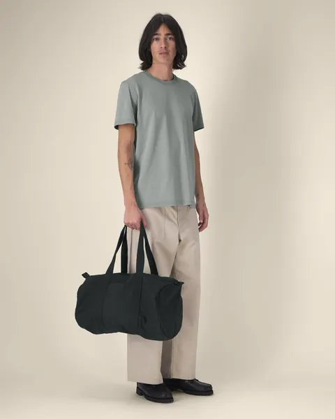 Geantă Duffle Bag Stanley/Stella personalizată — culoarea Negru, purtat de model, față