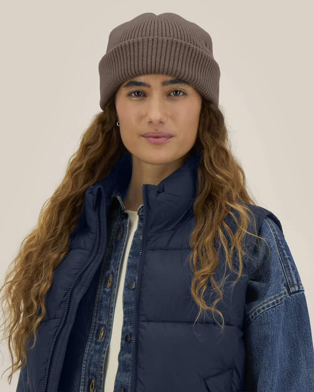 Căciulă Fisherman Beanie 2.0 Stanley/Stella — culoarea Mocha, purtat de model, față