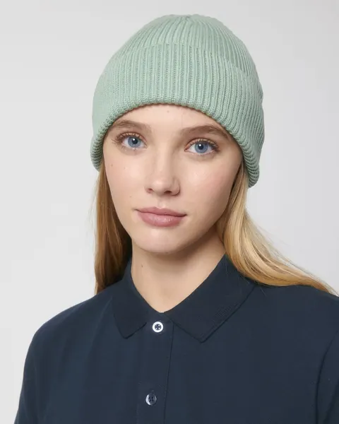 Căciulă Fisherman Beanie Stanley/Stella — culoarea Aloe, purtat de model, față