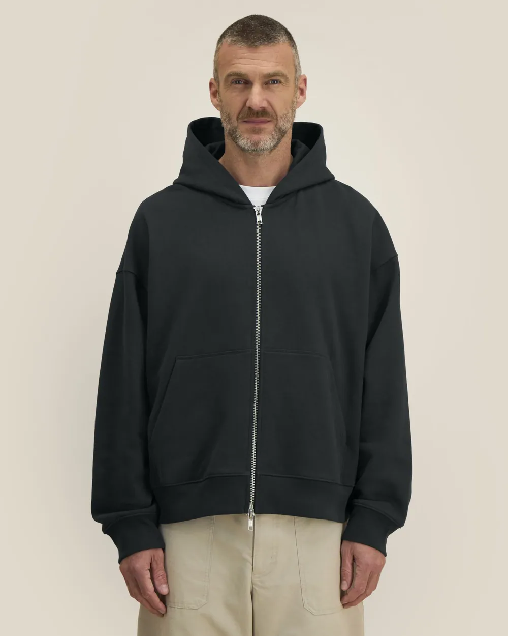 Hanorac cu fermoar Fronter Stanley/Stella — culoarea Negru, purtat de model, față