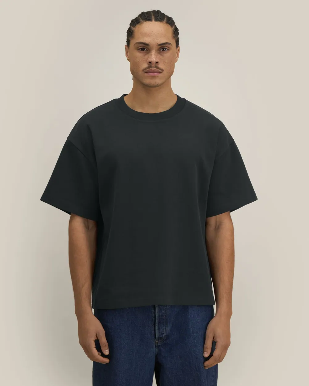Tricou Hazener Stanley/Stella personalizat — culoarea Negru, purtat de model, față
