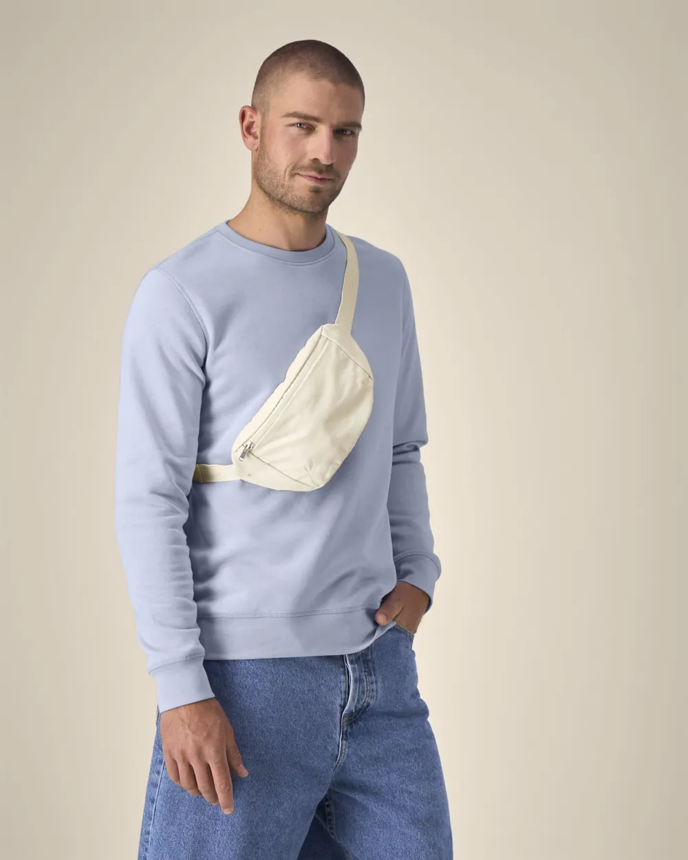 Geantă Hip Bag Stanley/Stella personalizată — culoarea Natural, purtat de model, față
