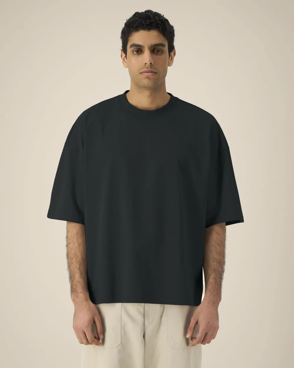 Tricou Hypster Stanley/Stella personalizat — culoarea Negru, purtat de model, față