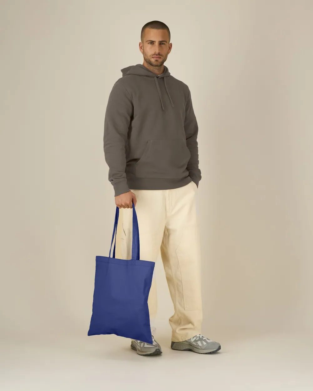 Sacoșă Light Tote Bag Stanley/Stella personalizată — culoarea Albastru amurg, purtat de model, față