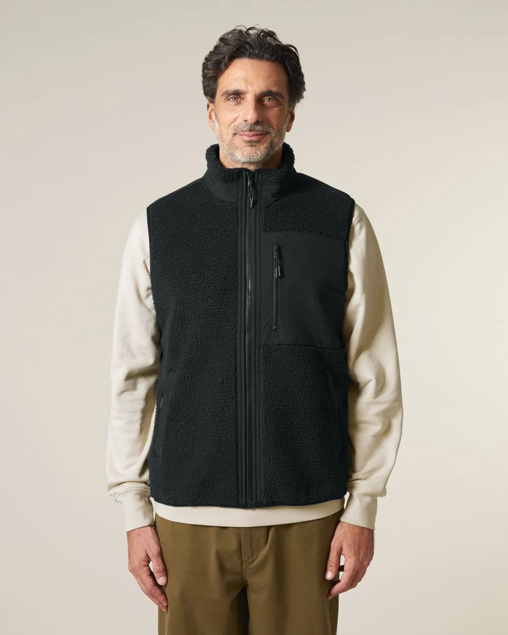 Vestă sherpa Liner Stanley/Stella personalizată — culoarea Negru, purtat de model, față