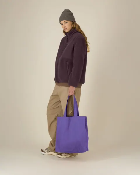 Sacoșă Mid Tote bag Stanley/Stella personalizată — culoarea Mov intens, purtat de model, față
