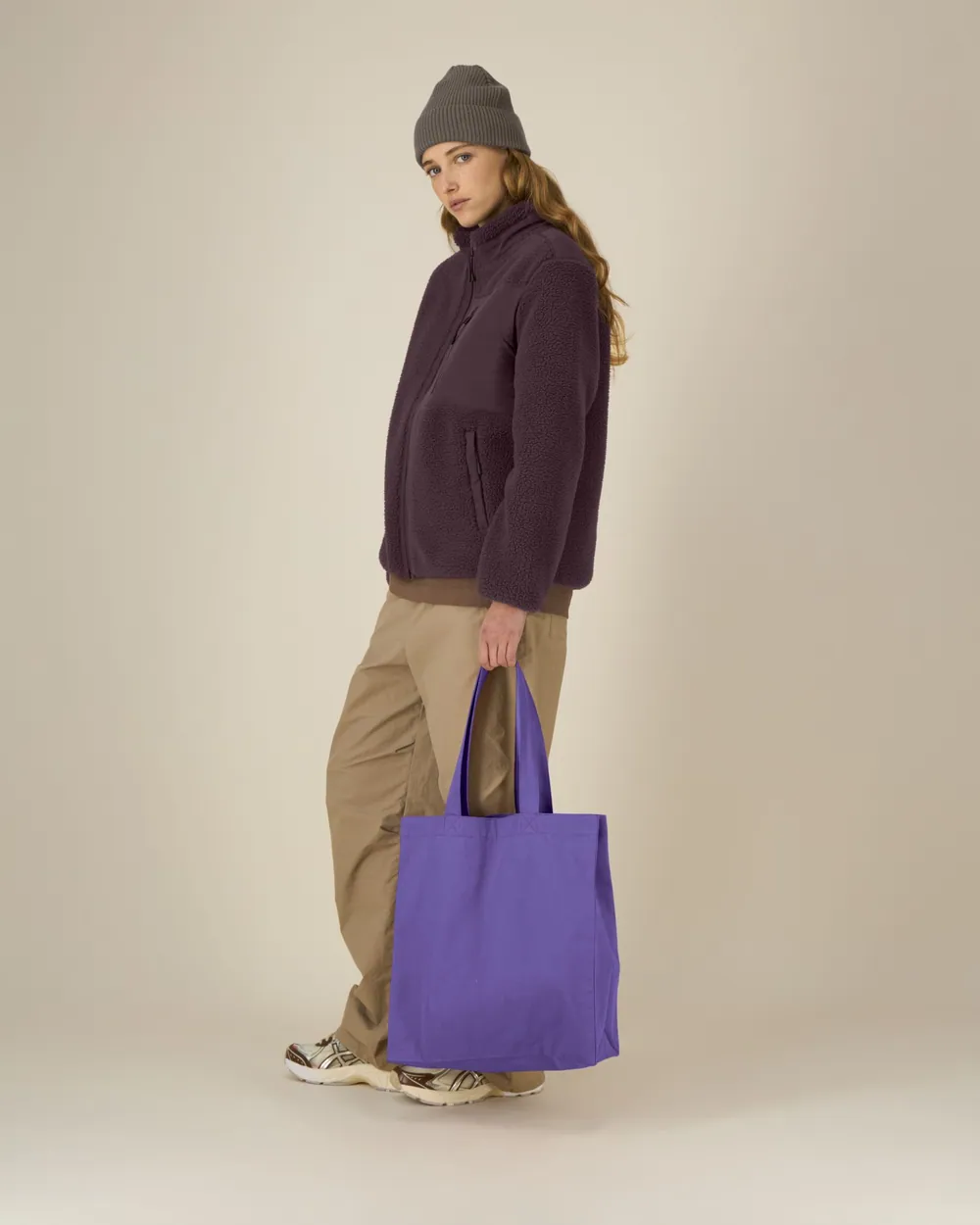 Sacoșă Mid Tote bag Stanley/Stella personalizată — culoarea Mov intens, purtat de model, față