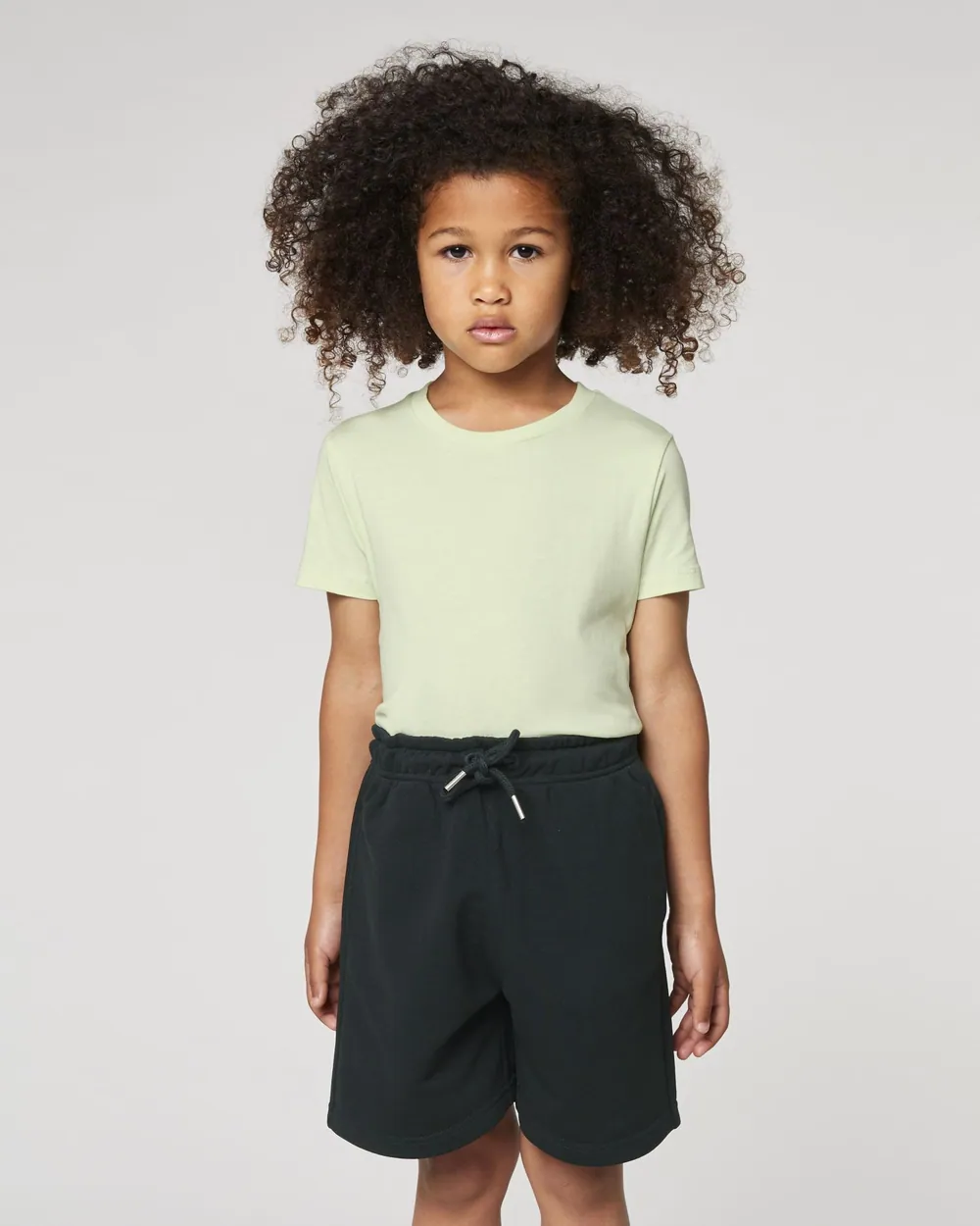 Pantaloni scurți copii Mini Bolter Stanley/Stella — culoarea Negru, purtat de model, față