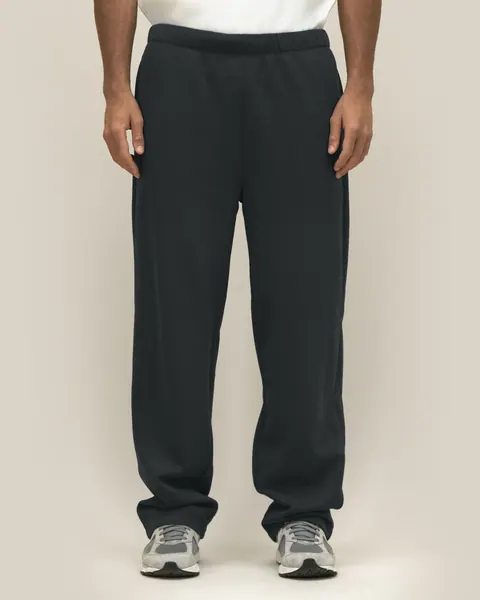 Pantaloni Needer Stanley/Stella personalizați — culoarea Negru, purtat de model, față