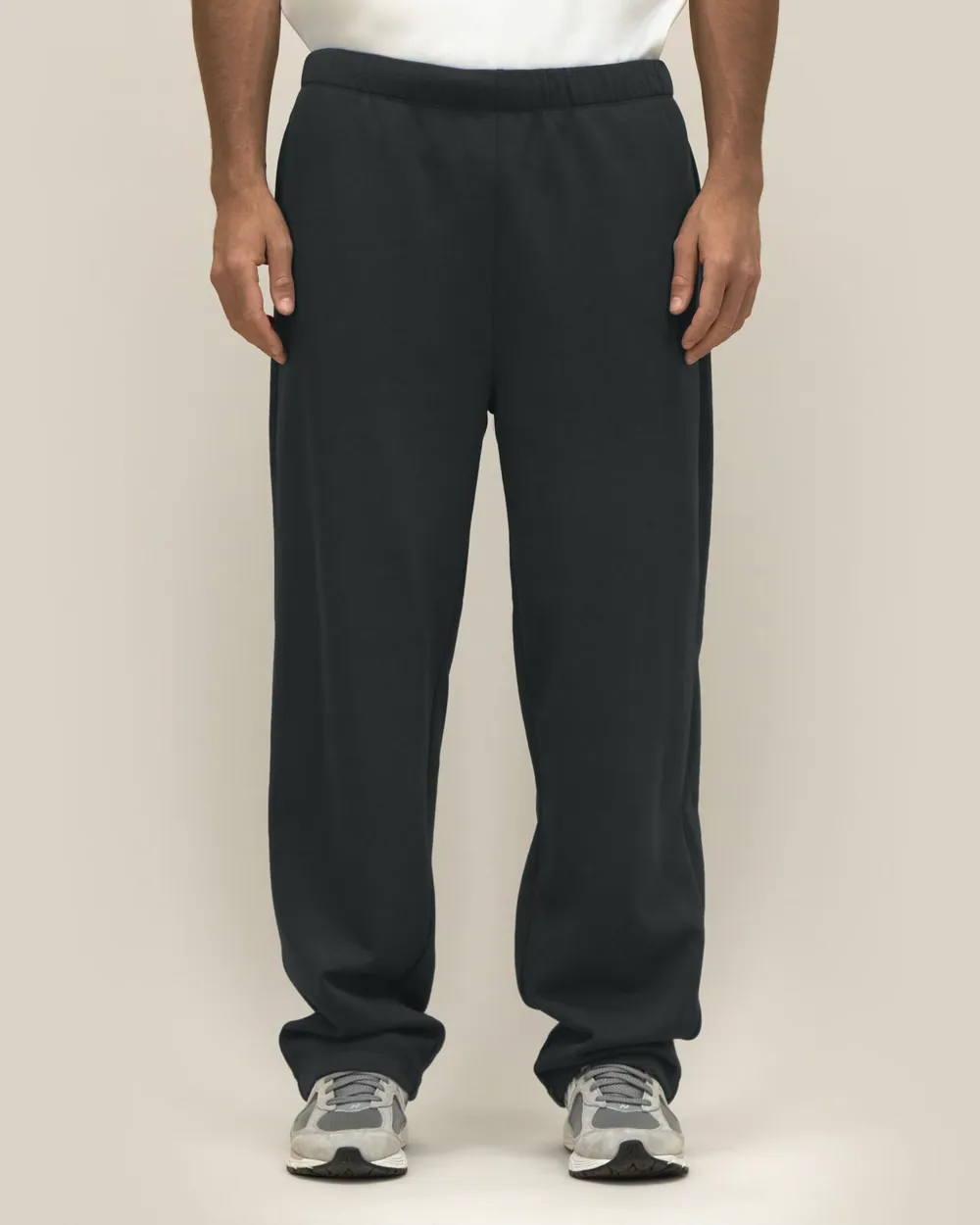 Pantaloni Needer Stanley/Stella personalizați — culoarea Negru, purtat de model, față