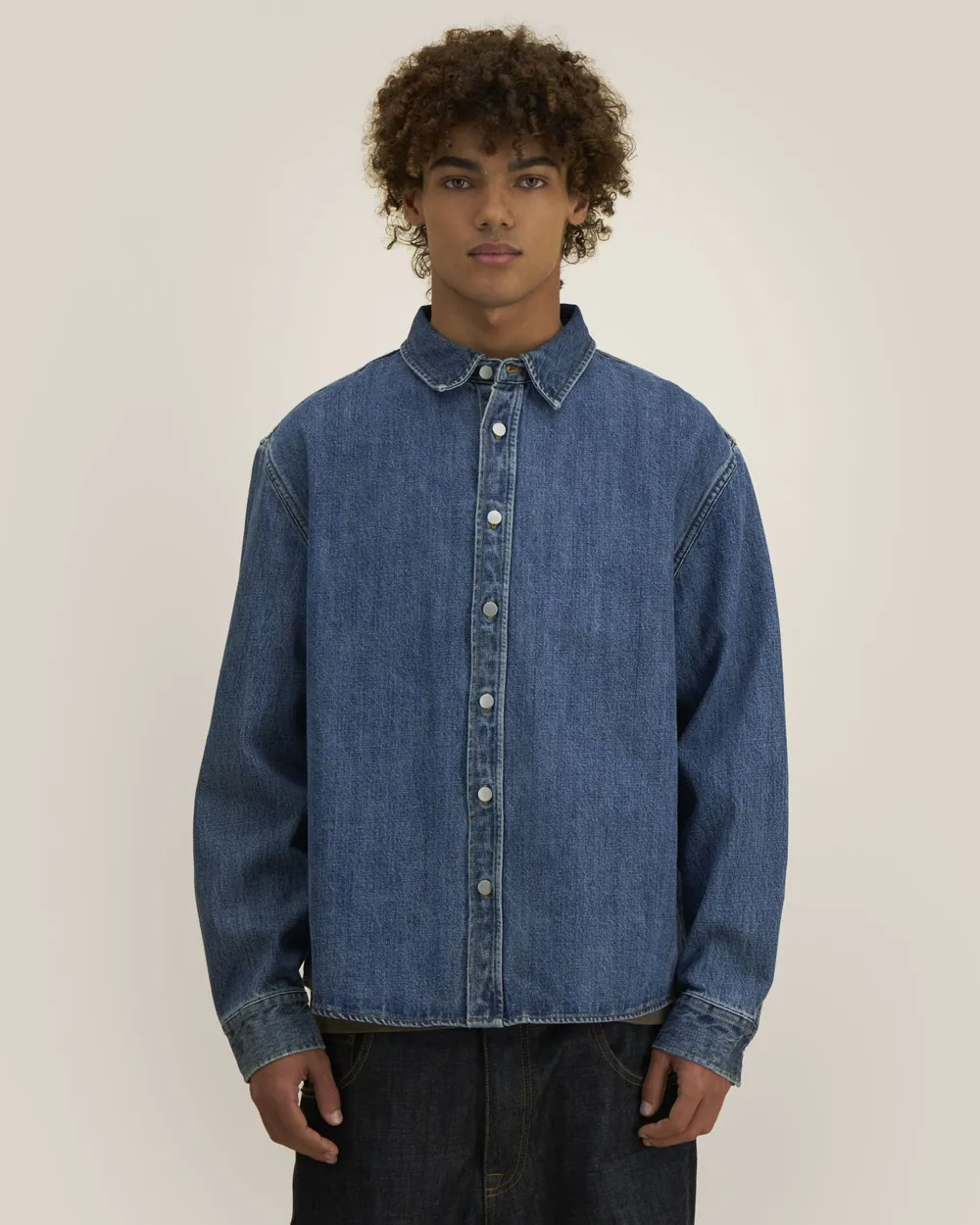 Cămașă Palmer Stanley/Stella personalizată — culoarea Denim mediu, purtat de model, față