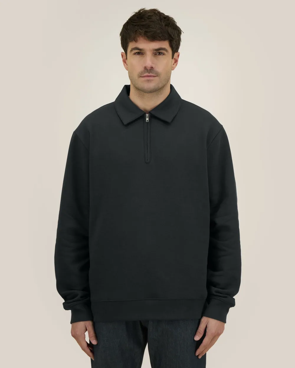 Bluză polo Proper Stanley/Stella personalizată — culoarea Negru, purtat de model, față