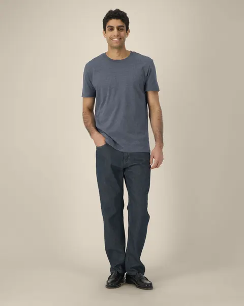 Tricou RE-Creator Stanley/Stella personalizat — culoarea Bleumarin reciclat, purtat de model, față