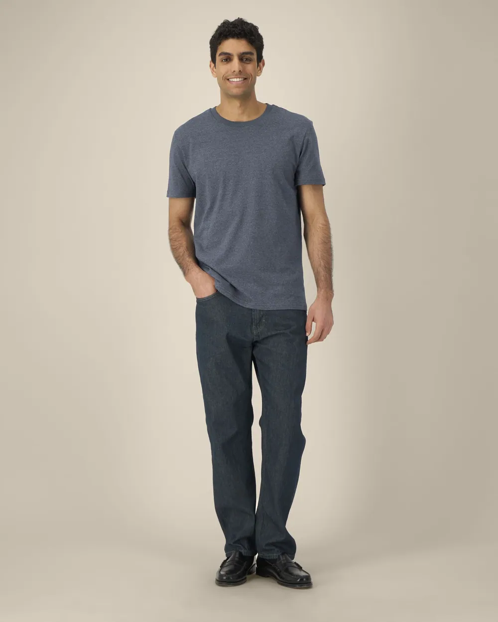 Tricou RE-Creator Stanley/Stella personalizat — culoarea Bleumarin reciclat, purtat de model, față