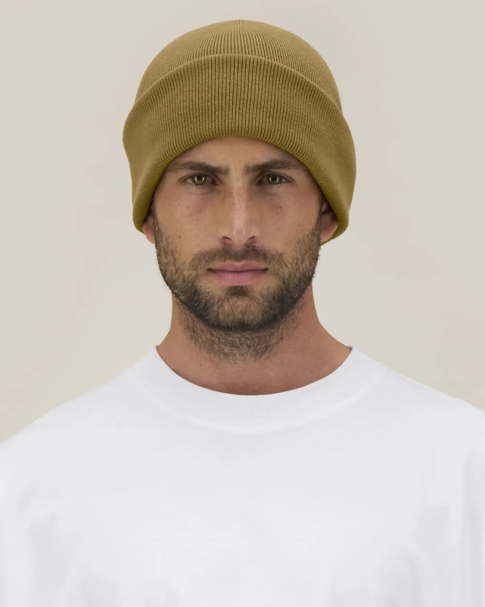 Căciulă Rib Beanie 2.0 Stanley/Stella — culoarea Bronz, purtat de model, față