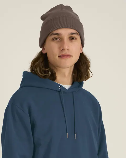 Căciulă Rib Beanie Stanley/Stella personalizată — culoarea Mocha, purtat de model, față