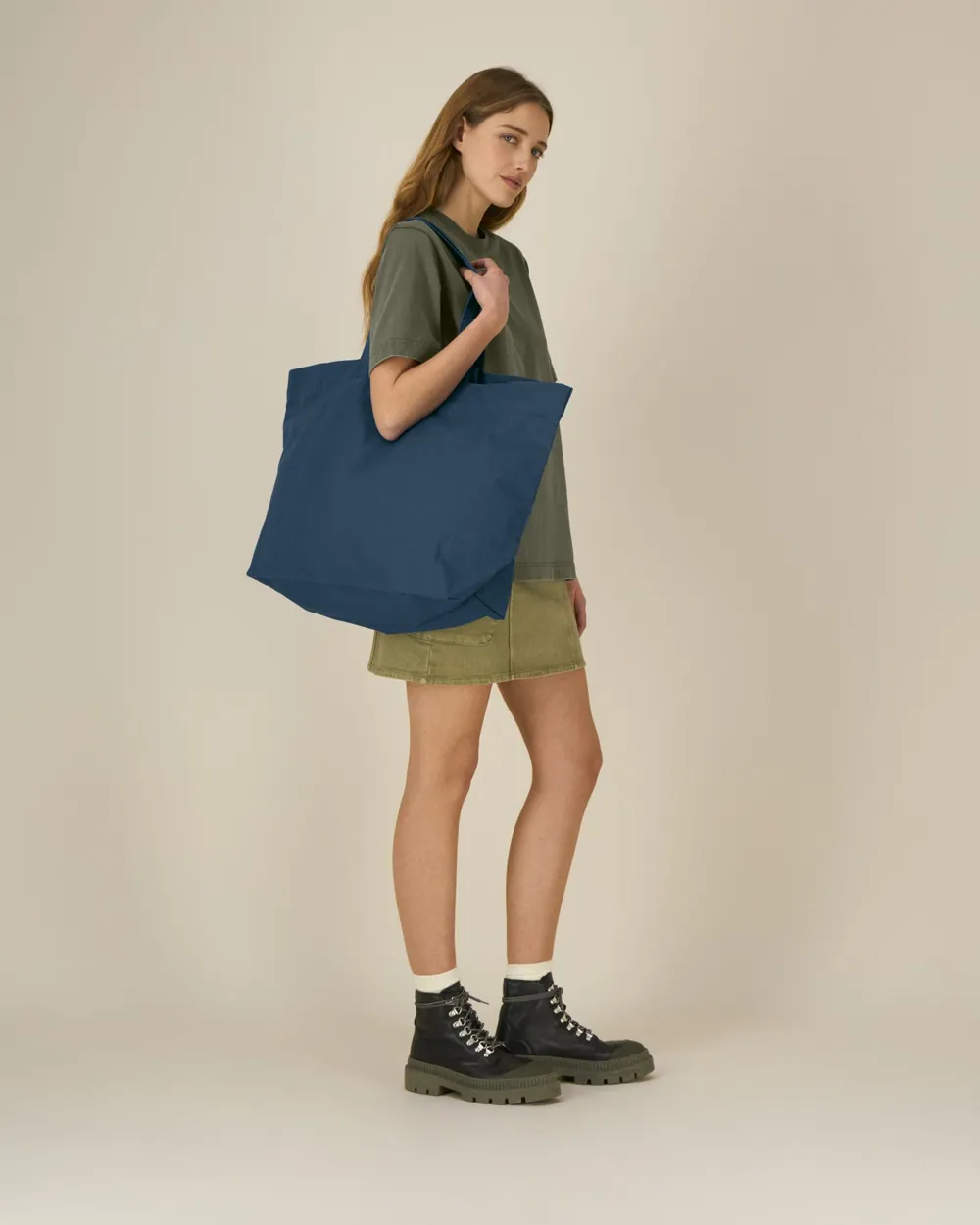Sacoșă de cumpărături Shopping 2.0 Stanley/Stella — culoarea Verde-albastru închis, purtat de model, față