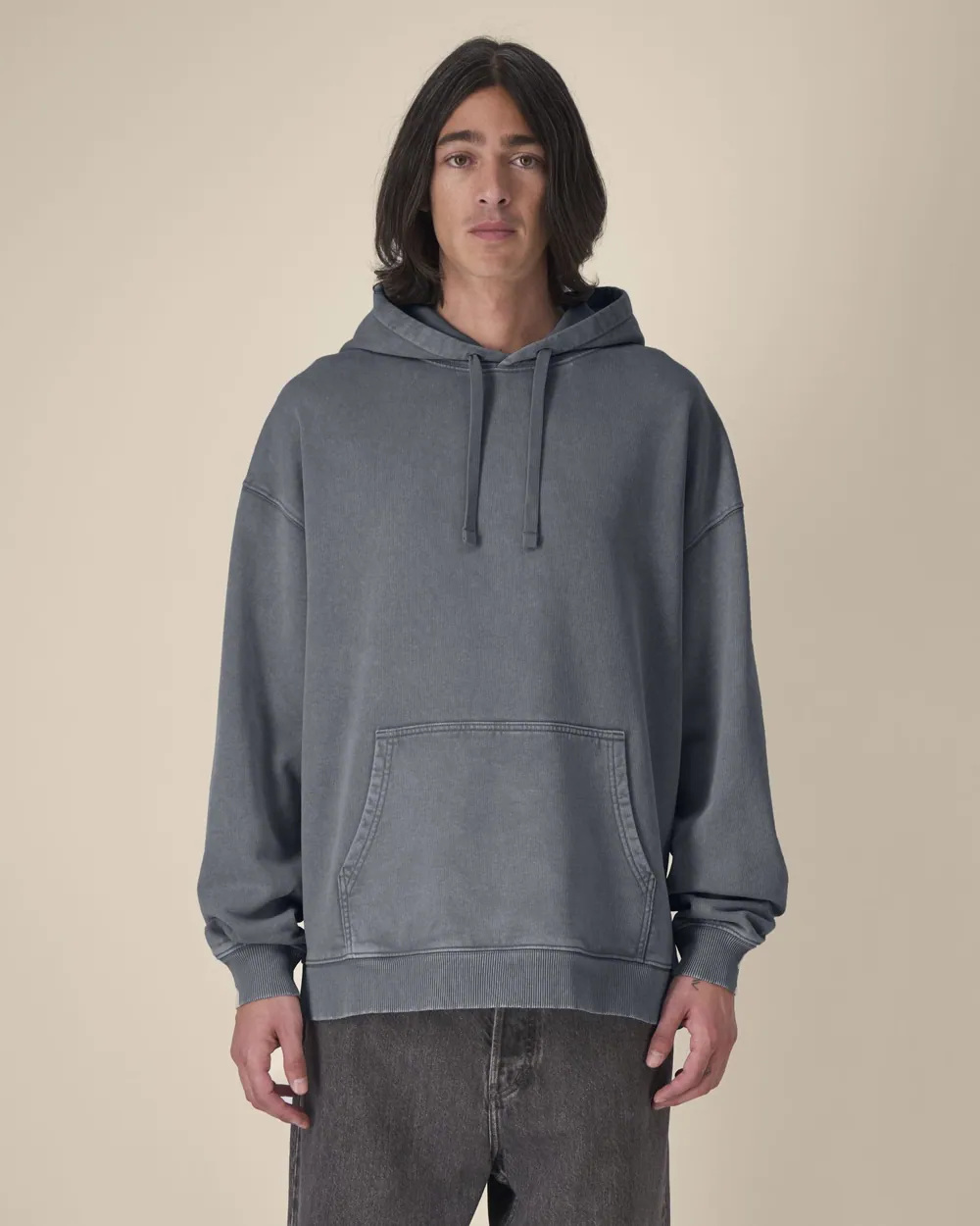 Hanorac Slammer 2.0 vintage Stanley/Stella — culoarea Antracit (vopsit după confecționare), purtat de model, față